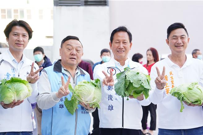 彰化田尾公路花园协会理事长刘汉钦与立委候选人郑俊雄发起「送菜迎侯康　民生有靠山」活动，自费购买1000颗高丽菜，凭发票就能换1颗，以实际行动力挺农民。（吴建辉摄）