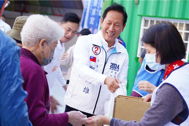 彰化第四选区国民党立委候选人郑俊雄表示，近日高丽菜价格跌很惨，不过我们中央政府各部会都在忙选举，无心照顾农民。（吴建辉摄）