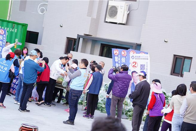 活动从下午3点开始，吸引许多民眾拿着发票排队。（吴建辉摄）