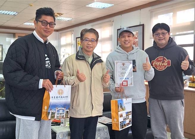 金门知名运动产品连锁业者卢松民(右二)寒冬送暖，今日偕同金城国中老师周清曜(左一)及金门高中家长会长陈学宏(右一)，亲赴金门高中致赠30双运动鞋给特殊境遇的弱势学子，校长许自佑(右二)颁发感谢状感谢其善举。(图／金门高中提供)