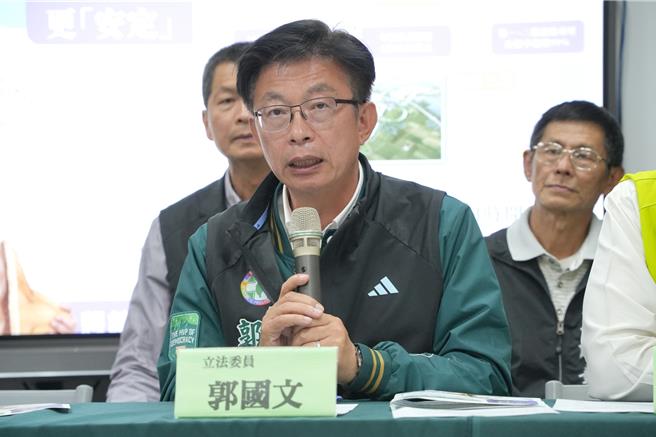 被要求表态的南市二选区立委候选人郭国文9日回应，他过去用行动挡下不当种电的大潮沟案，展现自己信守承诺的决心。（郭国文竞选团队提供／张毓翎台南传真）