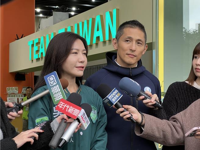 壮阔台湾联盟理事长吴怡农今下午与民进党台北市中正、万华立委候选人吴沛忆一起车扫。（蔡佩珈摄）