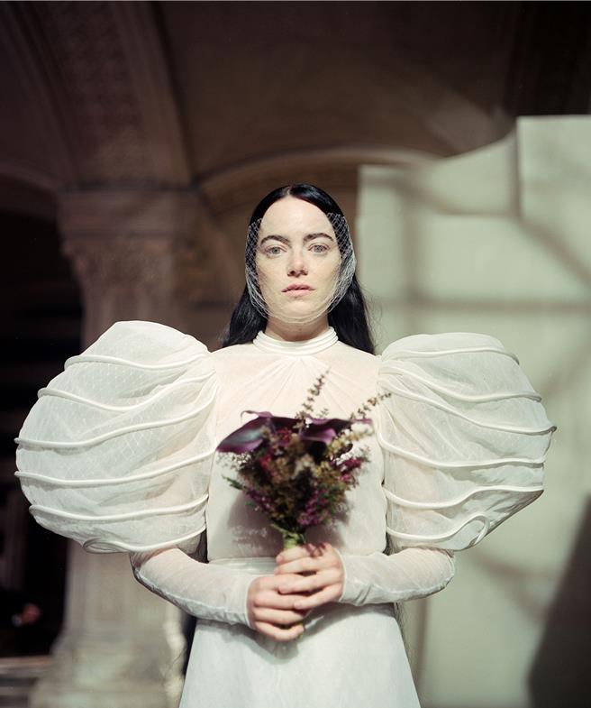 由《可怜的东西》拿下金球奖的影后艾玛史东。（探照灯影业提供）