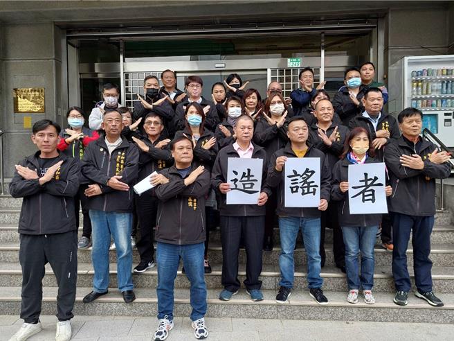 新北市中和区30位里长今（9）日前往新北地检署，按铃控告新北市第8选区立委候选人吴峥及名嘴李正皓，涉嫌抹黑，使里长们被里民误解利用银髮共餐收受好处，严重毁损里长名誉，在新北检前高喊：「中和不欢迎造谣者，请司法还我里长清白。」（陈慰慈摄）