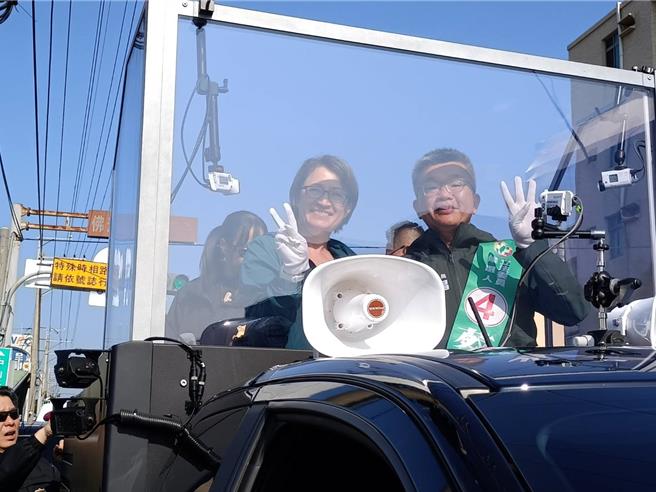 立法院副院长蔡其昌批评对手蔡壁如空降台中，选前1周还去外地辅选，是看不起海线的作法。(陈淑娥摄)