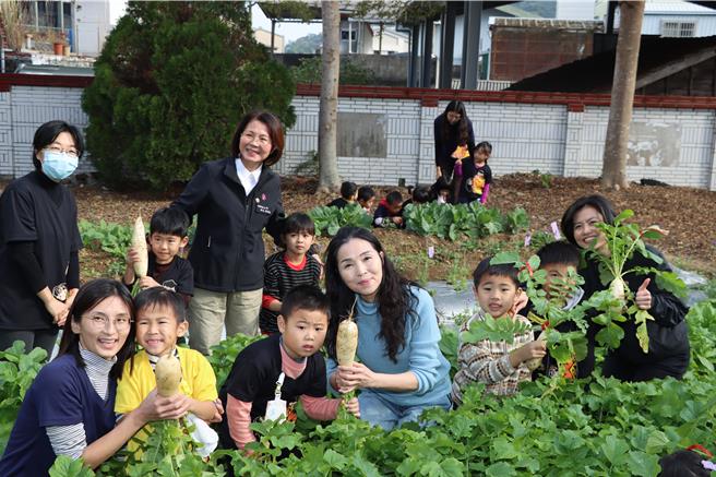 县长夫人陈美琦9日上午到狮潭国小附设幼儿园，与孩子们一同採收校内师生共同栽种的萝卜。（苗栗县政府提供／谢明俊苗栗传真）