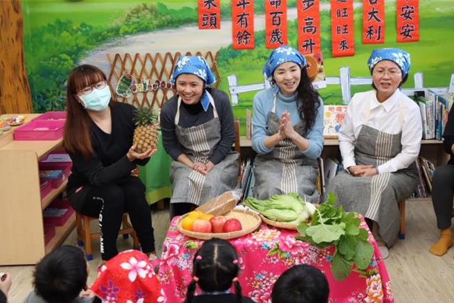 苗栗县长夫人陈美琦9日赴狮潭乡狮潭国小附设幼儿园，和小朋友们一同打菜头粄。（苗栗县政府提供／谢明俊苗栗传真）