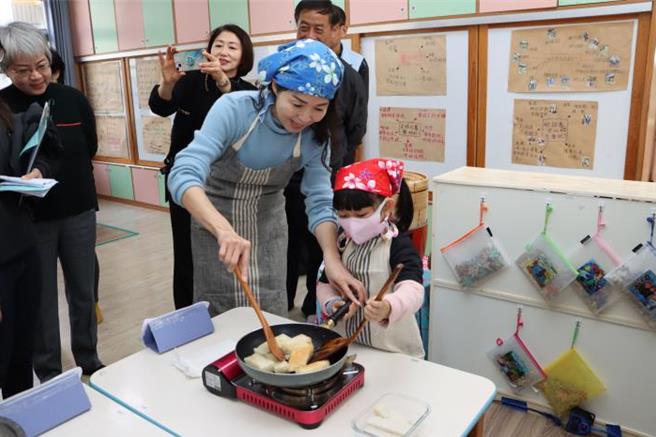 苗栗县长夫人陈美琦9日赴狮潭乡狮潭国小附设幼儿园，和小朋友们一同煎菜头粄。（苗栗县政府提供／谢明俊苗栗传真）