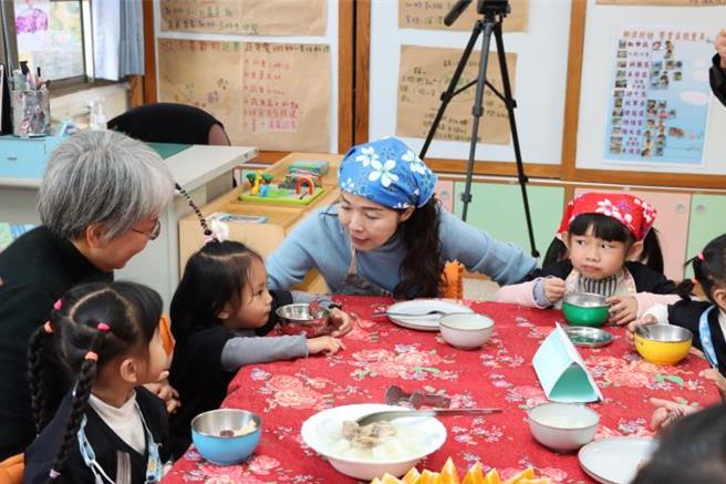 苗栗县长夫人陈美琦9日赴狮潭乡狮潭国小附设幼儿园，教小朋友以客语说过年吉祥话。（苗栗县政府提供／谢明俊苗栗传真）