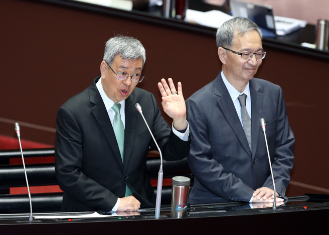 立法院9日临时会针对高端合约请行政院专案报告，下午质询过程中，国家级警报突然响起，显示中国发射卫星飞越南部上空，并请民眾注意，行政院长陈建仁（左）在答覆立委吴玉琴时误称是中国发射飞弹，随后面对立委林为洲的质疑，陈揆澄清他口误，是发射卫星而不是飞弹。（姚志平摄）