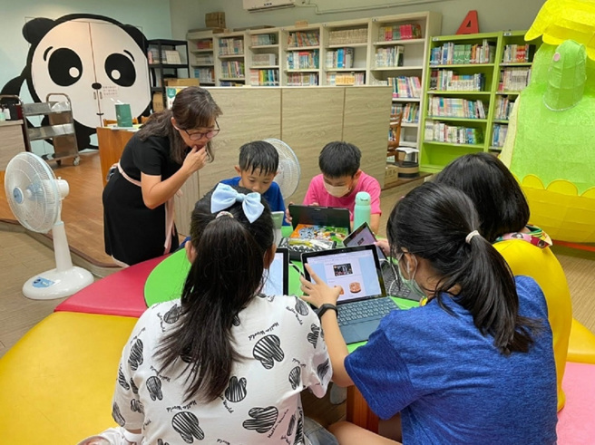 国立高雄大学视讯陪伴臺南市佳里区仁爱国小学童练习语言。(照片/教育部提供)