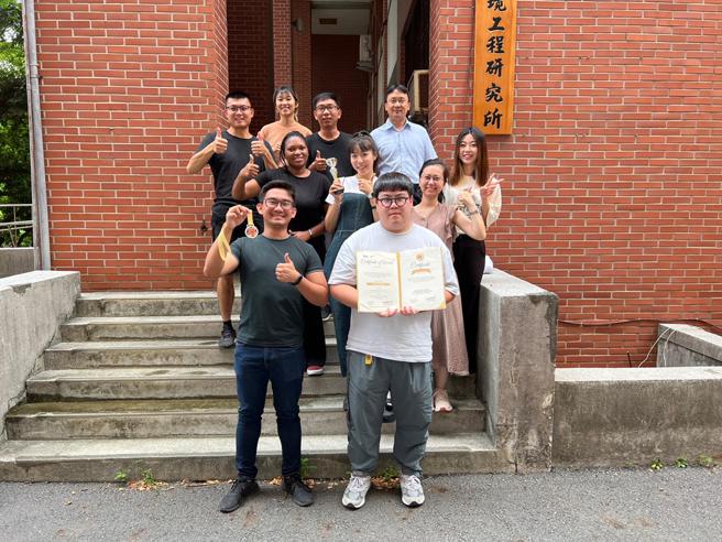 张耿崚研究团队在塑胶分解技术上有大突破。(图片来源:中山大学提供）