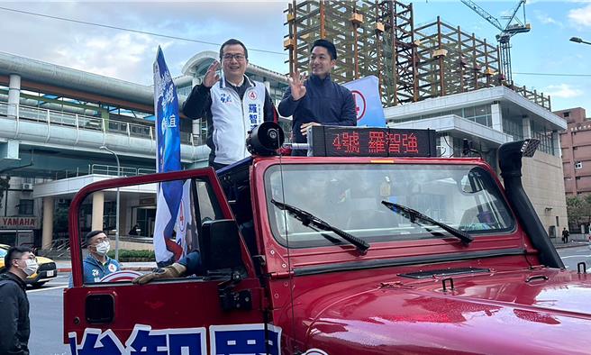 台北市长蒋万安（右）9日下午前往大安区，陪同国民党北市六选区（大安）立委候选人罗智强（左）车队扫街拜票。（丁上程摄）