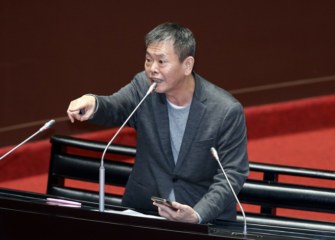 立法院9日临时会针对高端合约请行政院专案报告，下午质询过程中，国家级警报突然响起，显示中国发射卫星飞越南部上空，立委林为洲质疑行政院长陈建仁将发射卫星说成是发射飞弹。（姚志平摄）