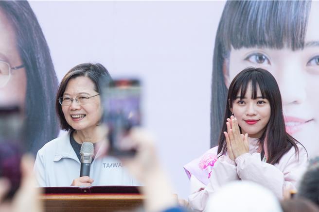 中共一枚搭载卫星的火箭9日下午3点穿越台湾南部上空、触发国家级警报，当时人正在高雄助选的蔡英文总统（左）第一时间回应，强调中共时常用武力恫吓台湾，但台湾最大的保障是人民的决心，最厉害的武器是「选票」，这次要选的是国家未来发展和路线，大家一定要「坚持」、不能屈服。（袁庭尧摄）