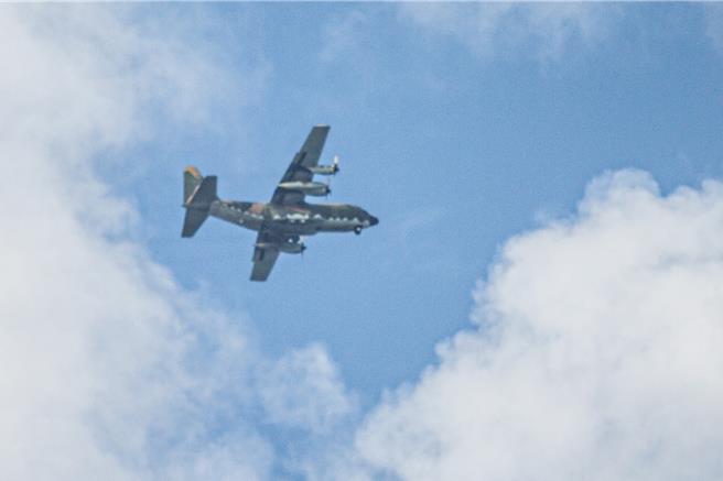 蔡英文讲话同时，两架C-130运输机横越上空，引起一阵骚动。（袁庭尧摄）