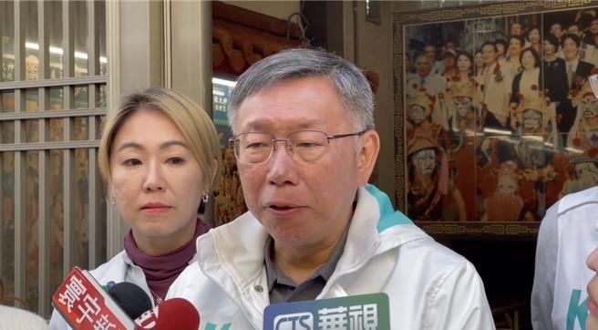 民眾黨總統候選人柯文哲(中)回應國家級警報。(曹婷婷攝)