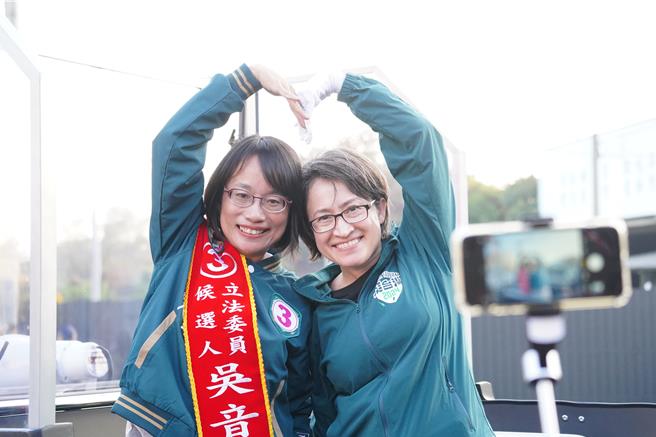 民进党副总统候选人萧美琴的「战猫车队」9日下午开进彰化，到埔心乡合体彰化第三选区立委候选人吴音寧，2人合比爱心。（吴建辉摄）