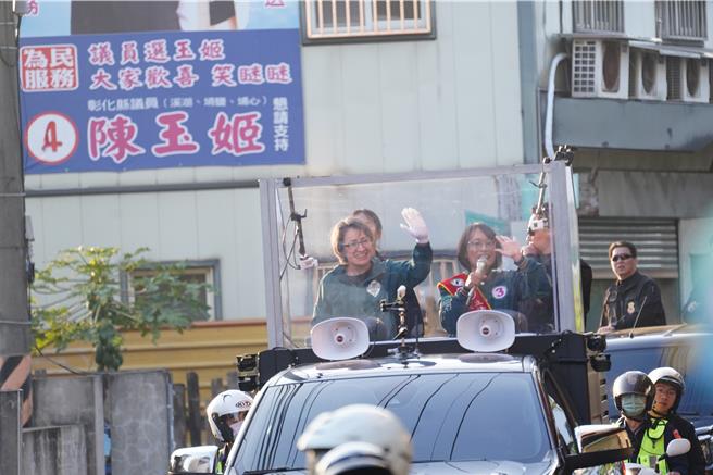 车队从埔心乡阿铜海产店出发，一路扫到溪湖永安宫。（吴建辉摄）