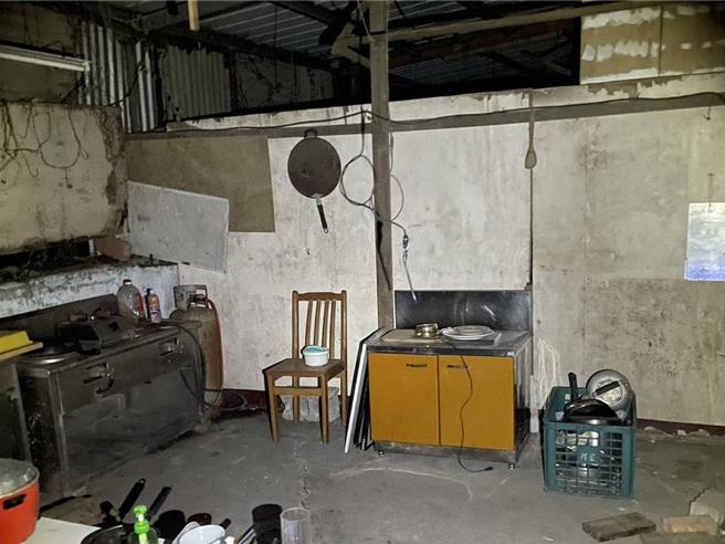 被害人欠债，遭强押带往宜兰工寮囚禁虐打。（翻摄画面）