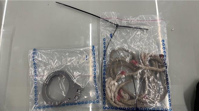 警方查扣手铐、麻绳等证物。（翻摄画面）