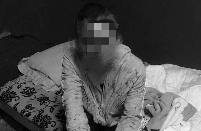 被害人被上铐、綑绑虐打，伤痕累累。（翻摄画面）