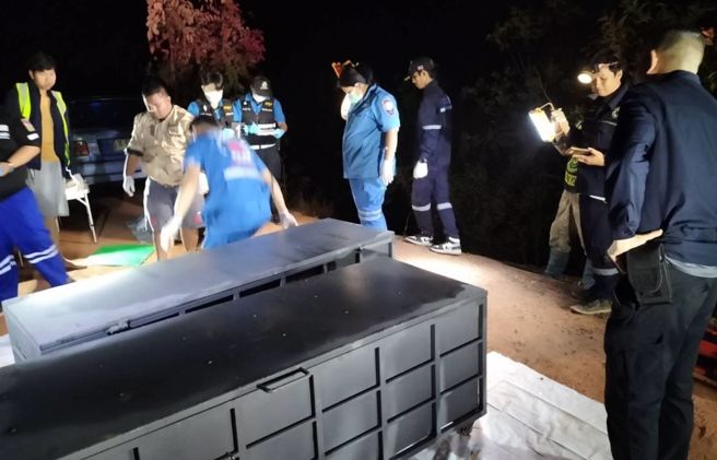 警方在池塘內打撈出2個巨大鐵箱。（圖／翻攝自民意報） 