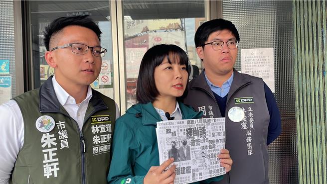 赖清德台南竞总执行总干事蔡筱薇及议员周嘉韦、朱正轩等人，9日前往台南市警一分局报案，希望尽快揪出黑函的散播者。（竞总提供／洪荣志台南传真）