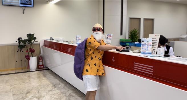 南港分局今年结合经典动漫七龙珠，由侦查队员警扮演成超级赛亚人悟空及师父龟仙人充当抢匪抢银行。(翻摄照片／林郁平台北传真）