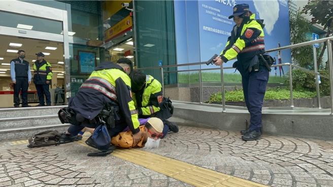 警方展开拦截围捕，成功将龟仙人查缉到案。(翻摄照片／林郁平台北传真）