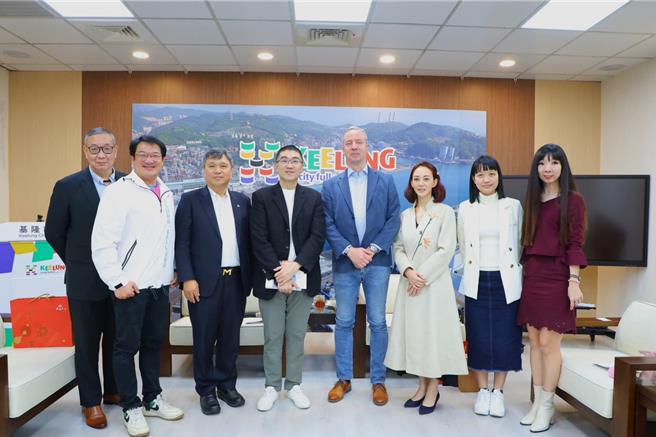 基隆市长谢国梁（左4）8日接见到市府拜会的斯洛伐克数位科技处长Dr.Michal Geci（右4），双方针对产业、教育、观光、科技等合作议题交换意见。（基隆市政府提供／张志康基隆传真）