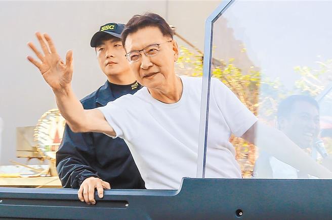 國民黨副總統候選人趙少康做人處事坦然無懼，言詞犀利、正義凜然，私下非常重視情義，事親至孝，更愛妻愛家，是標準的鐵漢柔情！（本報資料照片）