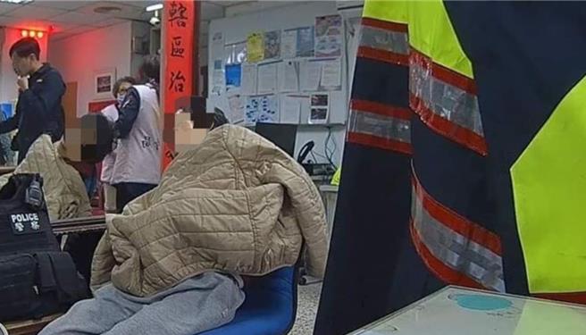员警见陈妇徘徊在巷弄，立即将她带回派出所休息。(翻摄照片／林郁平台北传真）
