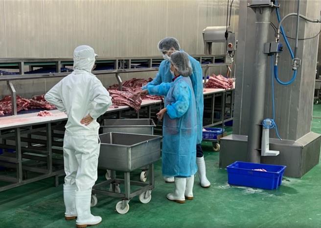 美式卖场传出卖出的猪肋排发现刀片，屏县府卫生局现场稽查后并无发现异状。(屏县府提供)