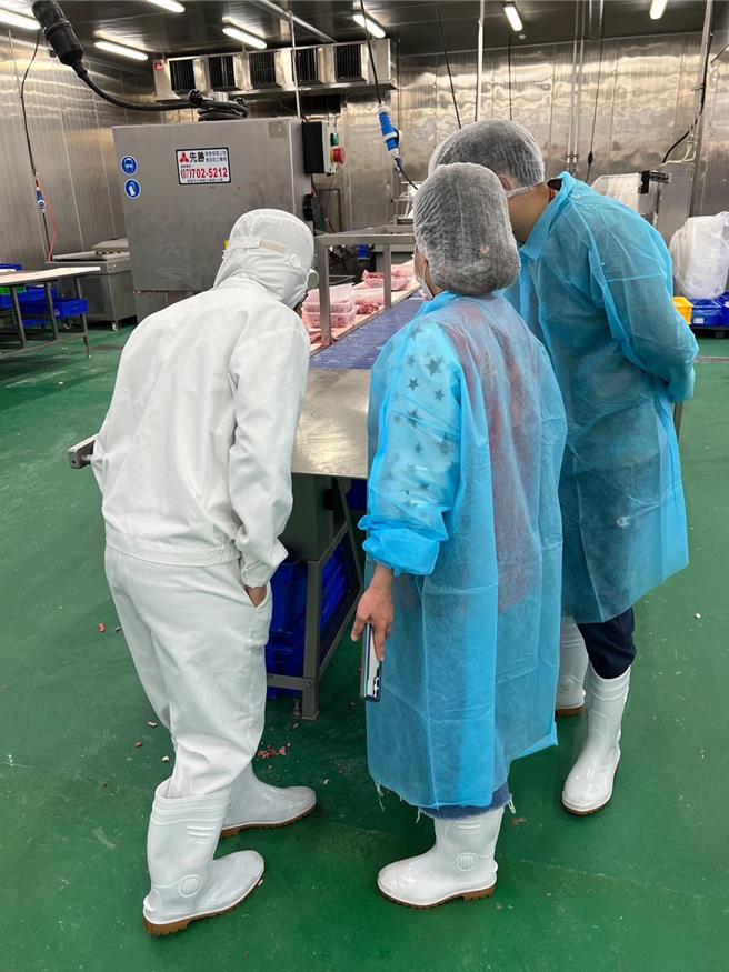 美式卖场传出卖出的猪肋排发现刀片，屏县府卫生局现场稽查后并无发现异状。(屏县府提供)