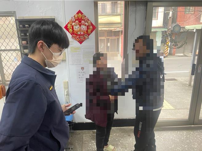 基隆一名和平岛的李姓男子多年前离家，又在8年前出狱，日前出狱后想到户政事务所补办身分证，却因父母已搬家，找不到人陪同办不成。警方透过警政系统查出李母并联繫，母子终于重逢，相当感人。（基隆市警察局提供／徐佑升基隆传真）