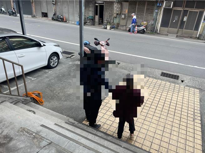 基隆一名和平岛的李姓男子多年前离家，又在8年前出狱，日前出狱后想到户政事务所补办身分证，却因父母已搬家，找不到人陪同办不成。警方透过警政系统查出李母并联繫，母子终于重逢，相当感人。（基隆市警察局提供／徐佑升基隆传真）