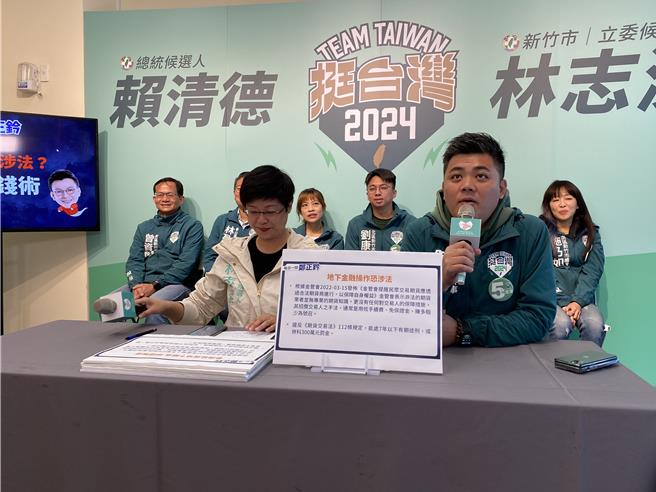 民进党新竹市党部主委陈建名（前排右）表示，郑正钤官司缠身判决无数，都是司法判决，白纸黑字写的清清楚楚。（陈育贤摄）