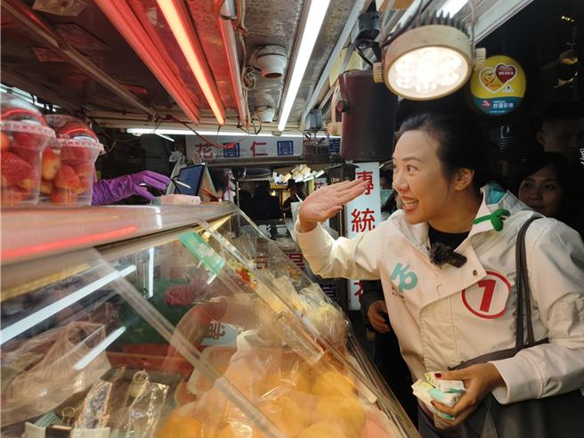 民眾党副总统候选人吴欣盈9日晚间到桃园夜市拜票，她展现亲和力，自拍、签名样样来，柯粉一度挤爆夜市。（赖佑维摄）