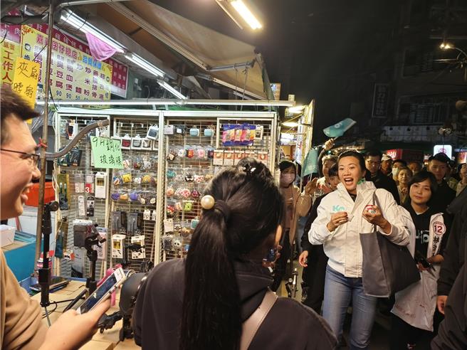 民眾党副总统候选人吴欣盈9日晚间到桃园夜市拜票，她展现亲和力，自拍、签名样样来，柯粉一度挤爆夜市（赖佑维摄）