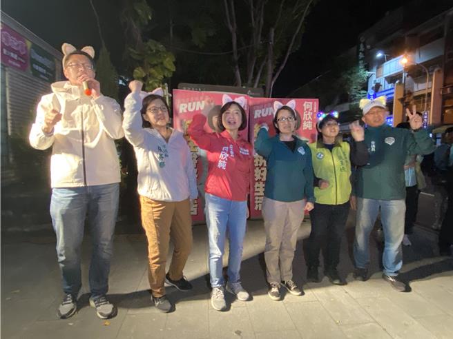 民进党副总统候选人萧美琴晚间来到台中太平、大里陪同台中七选区立委何欣纯进行车扫。（冯惠宜摄）