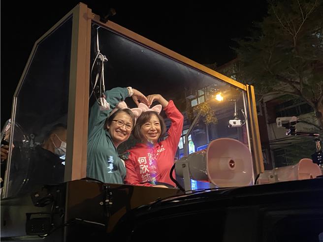 民进党副总统候选人萧美琴晚间来到台中太平、大里陪同台中七选区立委何欣纯进行车扫。（冯惠宜摄）
