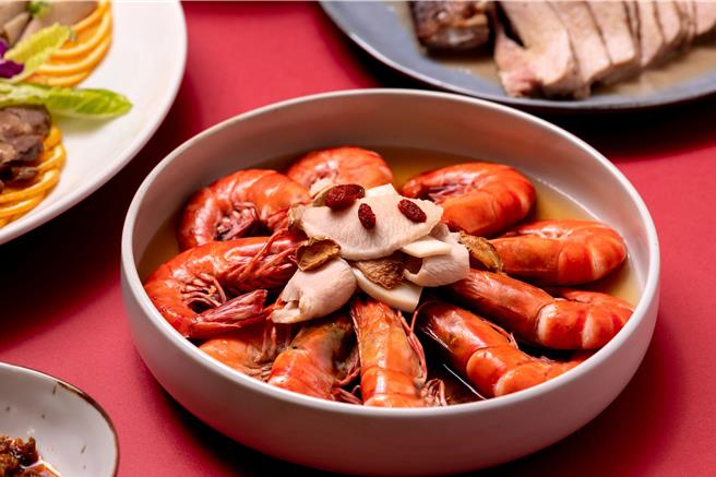 礁溪老爷龙年年菜外带「松坂肉花雕鲜虾」，浓郁香气诱人食欲，早鸟优惠价1088元。(老爷酒店集团提供)