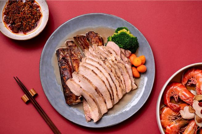 「主厨秘制猪肩排」肉排切开后仍保有粉色切面，入口软嫩多汁，令人吮指回味，早鸟优惠价1088元。(老爷酒店集团提供)