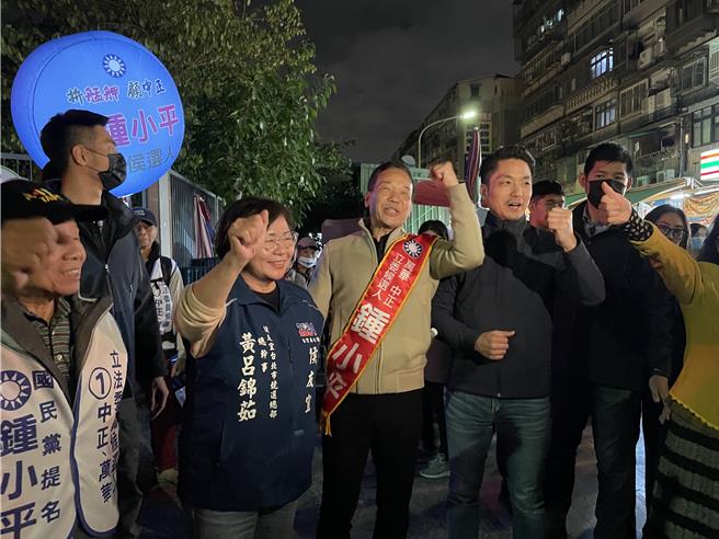 国民党台北市党部主委黄吕锦茹今与台北市长蒋万安、国民党台北市中正、万华立委候选人锺小平一起高喊「冻蒜」。（蔡佩珈摄）