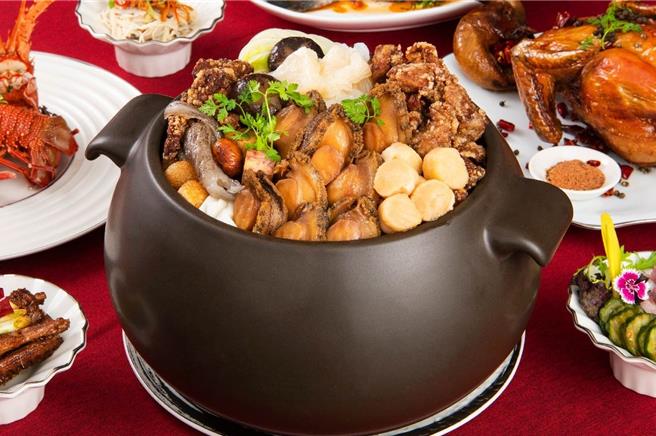 「凯华楼」中华料理推出15至20人份的「巨无霸佛跳墙」，重达9公升，内含多种豪奢食材，售价12，888元。(JR东日本大饭店台北提供)