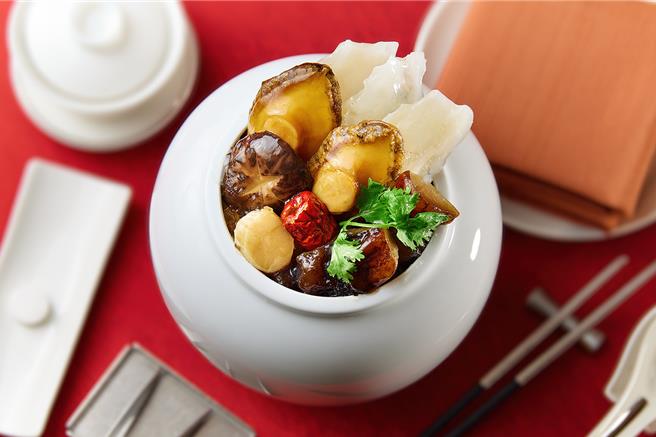 由杨德兴主厨主导的台式家乡味「升官发财佛跳墙」，吃得到6颗真材实料的鲍鱼、干贝、花胶、鱼皮等海味，售价2880元。(JR东日本大饭店台北提供)