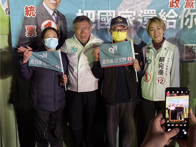 民眾党总统候选人柯文哲9日晚间抵达台南市善化夜市与粉丝定点合影，吸引大批年轻人争相与他拍照。（读者提供／洪荣志台南传真）