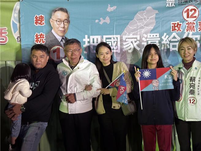 民眾党总统候选人柯文哲9日晚间抵达台南市善化夜市与粉丝定点合影，吸引大批年轻人争相与他拍照。（读者提供／洪荣志台南传真）