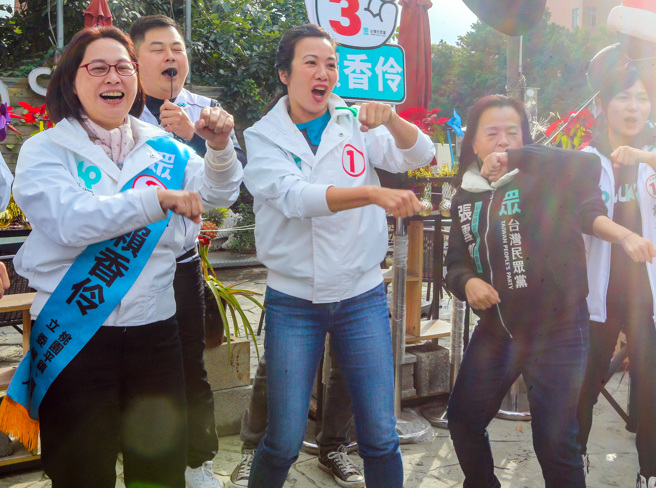 民眾党副总统候选人吴欣盈（右）9日到桃园扫街，下午与台湾民眾党桃园市五选区立委候选人赖香伶（左）进行互动，体验在地文化，吴欣盈还特别跳了一段啦啦队的应援舞。（陈麒全摄）